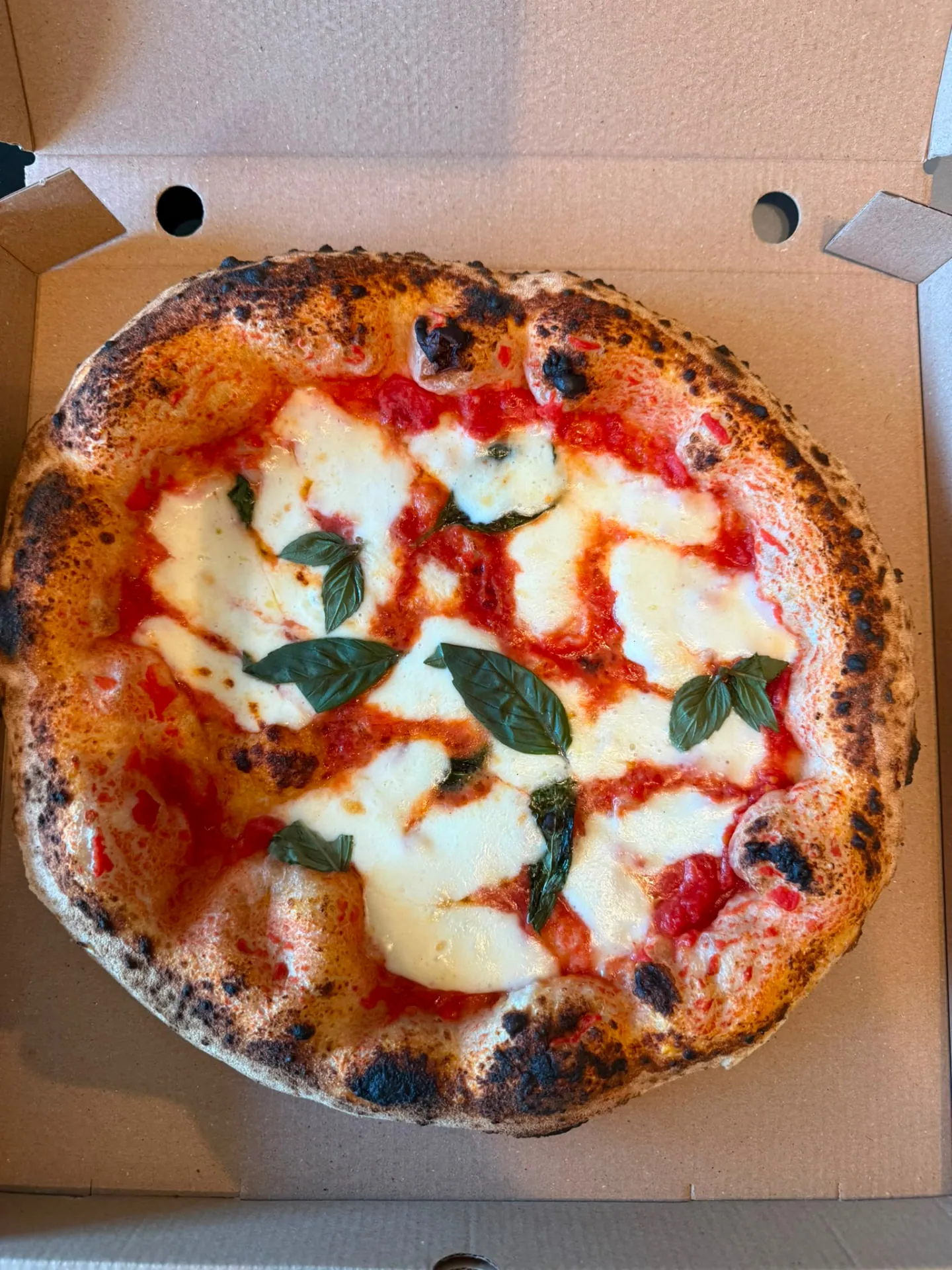 Wood-fired Neapolitan margherita pizza from Spagnapoli in Roldán